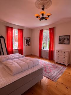 Anders-Pers, The apartment downstairs - 8