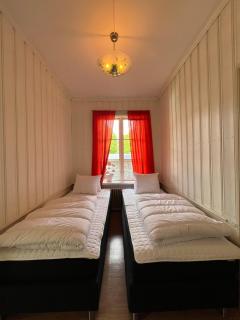 Anders-Pers, The apartment downstairs - 6