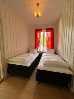Anders-Pers, The apartment downstairs - 5