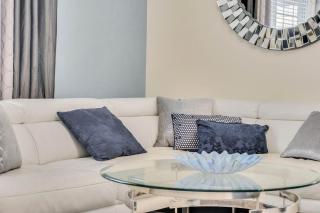 5 Bedrooms 4 Bathrooms Storey Lake 3133 Pp - 1