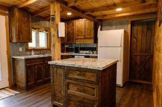 Surrounded by Nature - Frog Hollow Cabin & Bunk Room: Hot Tub | Fire Pit | Grill - 1