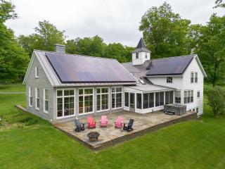 Secluded Estate! Hot Tub, Walking Path To Downtown - 0