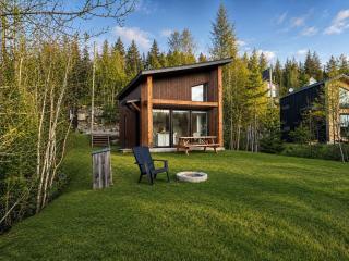 Peaceful Lake Chalet with Kayaks & BBQ & Fire Pit - Holiday Home - 6