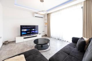 Modern2Bed Apartment with Balcony in St Pauls Bay - 2