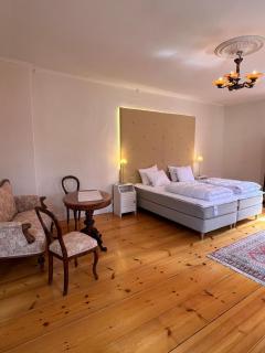 Anders-Pers, The apartment downstairs - 9