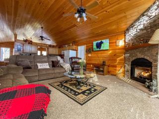 Luxurious Pigeon Forge Cabin, w/ HotTub, EasyDrive, Arcade Game, Panoramic Views - 7