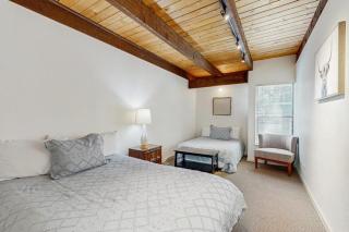 Charming condo near the lake with pool hot tub & washer & dryer - 1