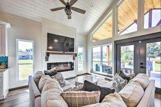 Waterfront 3BR Lakehouse with Hot Tub - 8