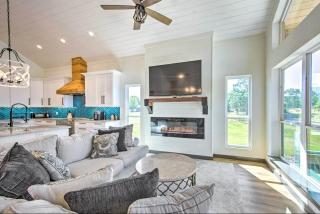 Waterfront 3BR Lakehouse with Hot Tub - 4