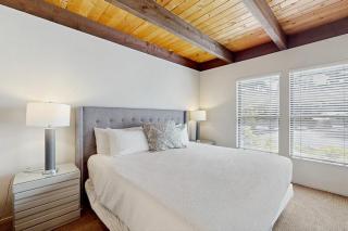 Spacious condo in lakefront complex with fireplace balcony pool & hot tub - 2