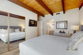 Spacious condo in lakefront complex with fireplace balcony pool & hot tub - 1