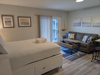 Couples Getaway, Hampton Beach Oceanview Studio - 8