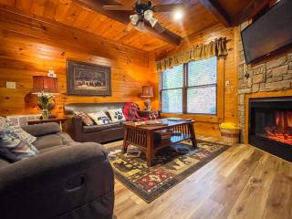 Spacious Resort Log Cabin, Easy Drive, Hot Tub, Arcade Gameroom, Mountain Vibe - 7