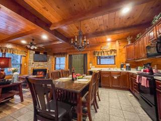 Spacious Resort Log Cabin, Easy Drive, Hot Tub, Arcade Gameroom, Mountain Vibe - 6