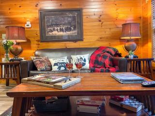 Spacious Resort Log Cabin, Easy Drive, Hot Tub, Arcade Gameroom, Mountain Vibe - 5