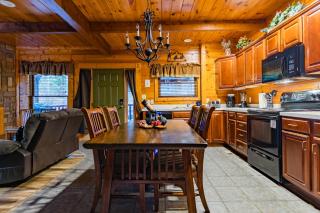 Spacious Resort Log Cabin, Easy Drive, Hot Tub, Arcade Gameroom, Mountain Vibe - 4