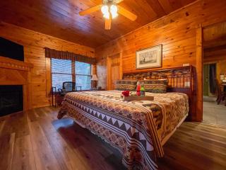 Spacious Resort Log Cabin, Easy Drive, Hot Tub, Arcade Gameroom, Mountain Vibe - 2