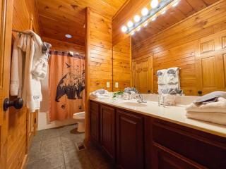Spacious Resort Log Cabin, Easy Drive, Hot Tub, Arcade Gameroom, Mountain Vibe - 1