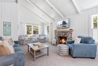 Coastal cottage with hot tub close walk to beach - 1