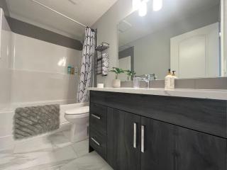 New open-space,3 bedrooms, AC home in NW Calgary - 9