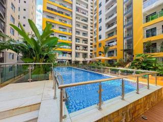 Kenya Retreets Swimming Pool Balcony - 8