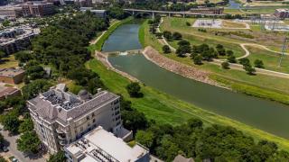 Riverfront Stay Downtown Views Queen Bed Free Parking - 6