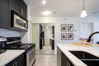 2BR-2BA Sofa Bed Steps to BC Place and Rogers Arena - 6