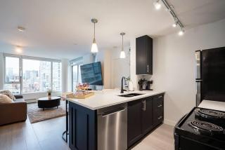 2BR-2BA Sofa Bed Steps to BC Place and Rogers Arena - 5