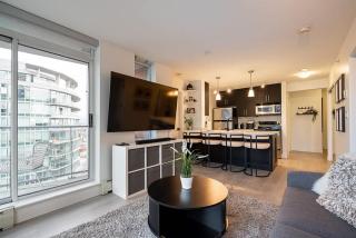 2BR-2BA Sofa Bed Steps to BC Place and Rogers Arena - 4