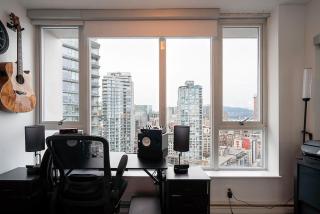 2BR-2BA Sofa Bed Steps to BC Place and Rogers Arena - 2