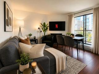 Chic 2 Bedroom Apt Vancouver City Centre Steps to Everything - 0