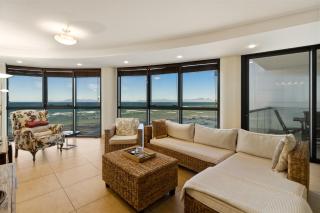 Luxury Ocean View 1203 with Workspace, AC & Beachfront Location - 0