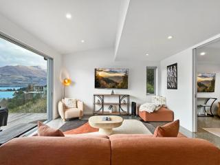 Epic Views and Deck | Spacious Queenstown Home - 4