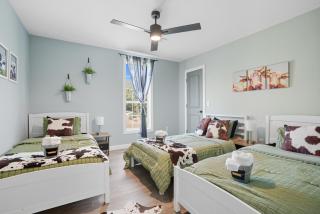 Renovated 6BR Near Grand Lake Fire Pit & Games - 1