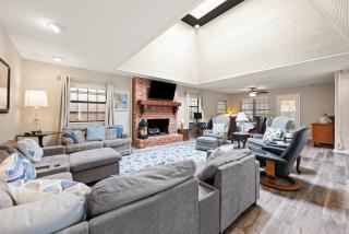 Charming Stay Hot Tub Patio & Antique Charm - 9