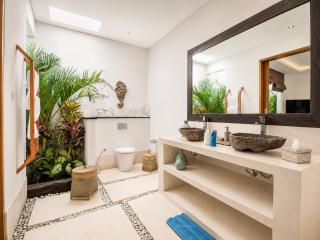 5BR Designer Villa, Walk to Beach, Luxury Leisure - 1