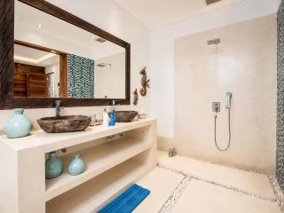 5BR Designer Villa, Walk to Beach, Luxury Leisure - 3