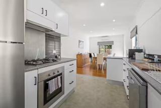 Airport West - Urban Retreat by Ready Set Stay - 9