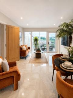 Skyline, Luxury 2BD Apartment, Free Parking - 0