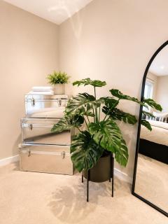 Skyline, Luxury 2BD Apartment, Free Parking - 9