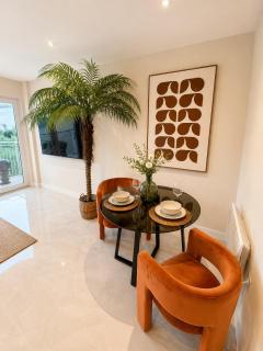 Skyline, Luxury 2BD Apartment, Free Parking - 8