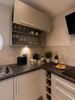 Skyline, Luxury 2BD Apartment, Free Parking - 7