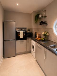 Skyline, Luxury 2BD Apartment, Free Parking - 5
