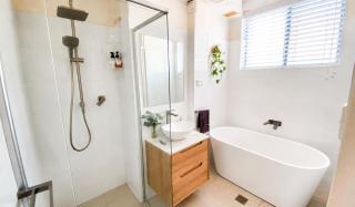 Central 2 Bedroom Apartment - Walk to Beach & CBD - Sleeps 5 - 8