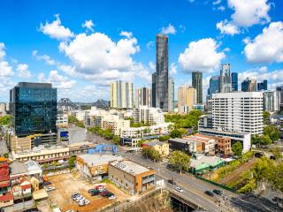 Skyline Sanctuary Luxe Valley Apartment - 8