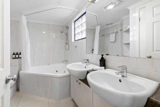 Bright 2BR Apt with Parking, Balcony & WiFi - 2