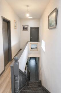 Quiet Double Room with TV, Workspace & Fast Wi-Fi - 5