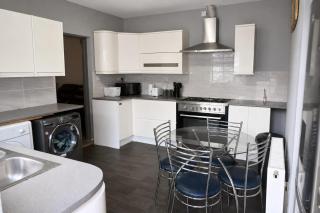 Quiet Double Room with TV, Workspace & Fast Wi-Fi - 4