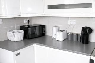 Quiet Double Room with TV, Workspace & Fast Wi-Fi - 2
