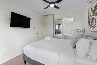 Bright 2BR Apt with Parking, Balcony & WiFi - 5